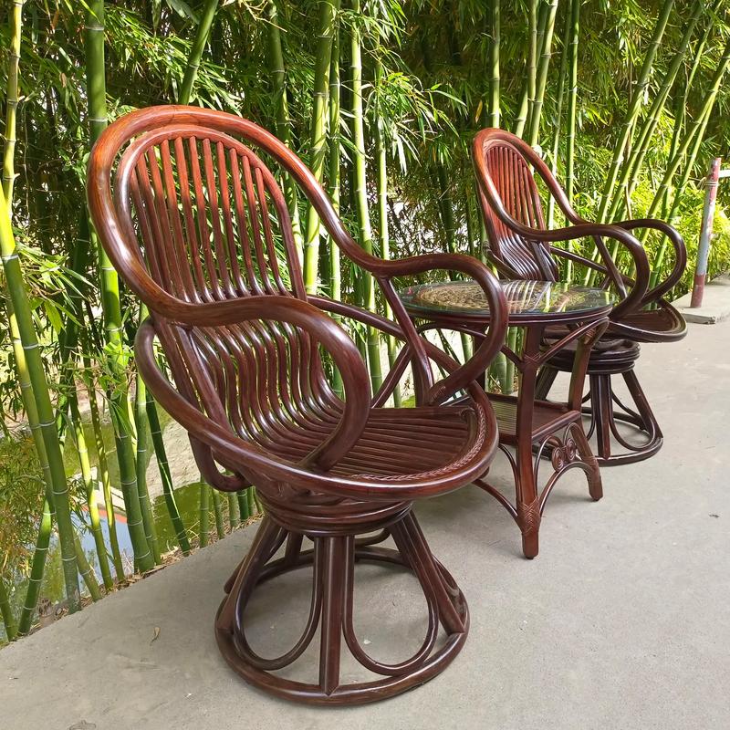 坐上這把藤椅,仿佛回到了老家的院子里.真藤編織的質(zhì)感,讓人感